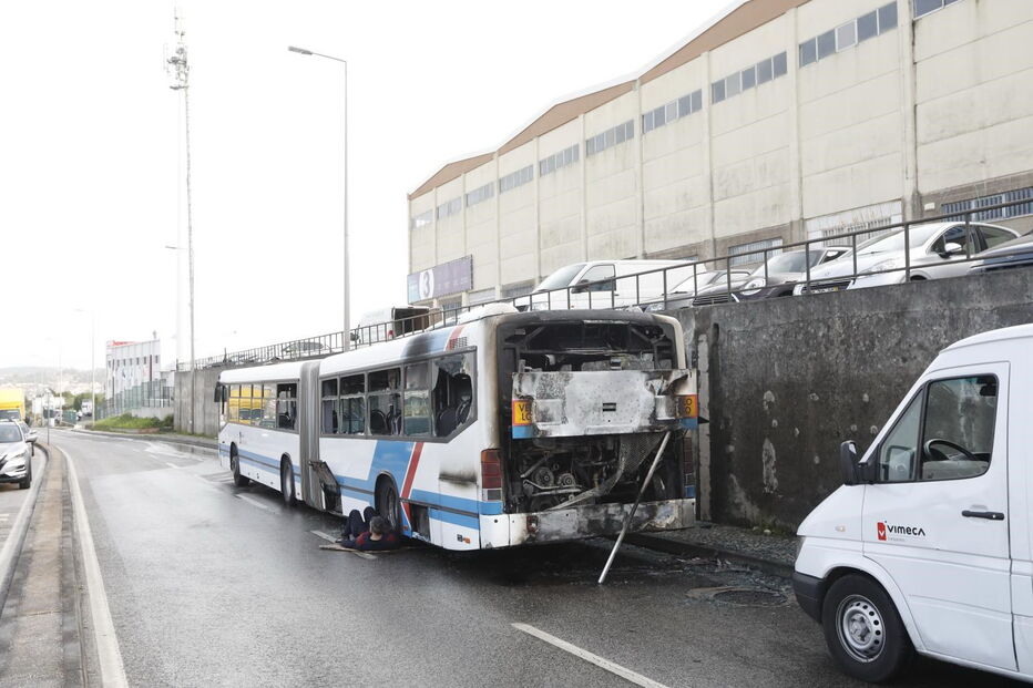 Fogo destrói autocarro no Cacém