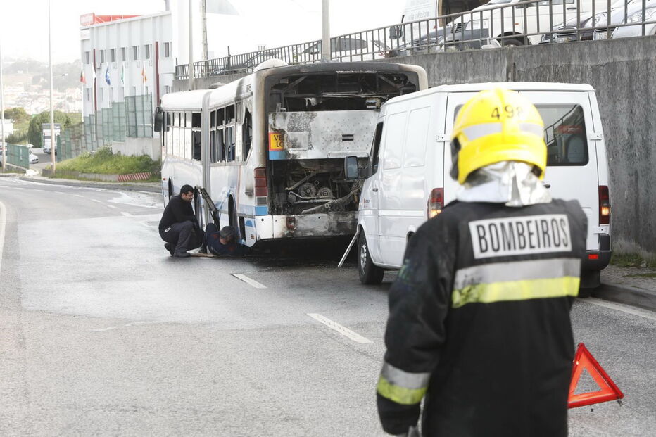 Fogo destrói autocarro no Cacém