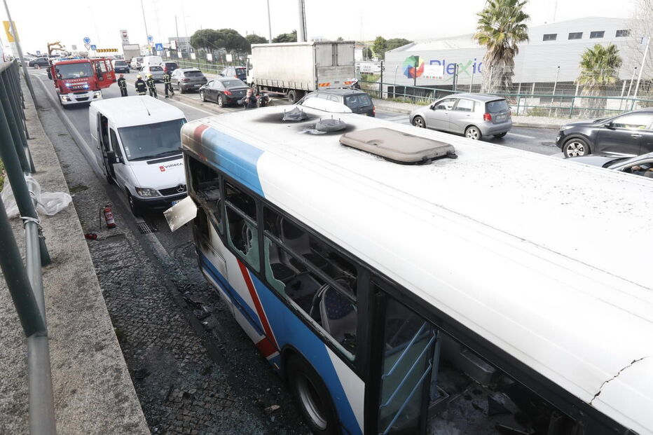 Incêndio destrói autocarro no Cacém