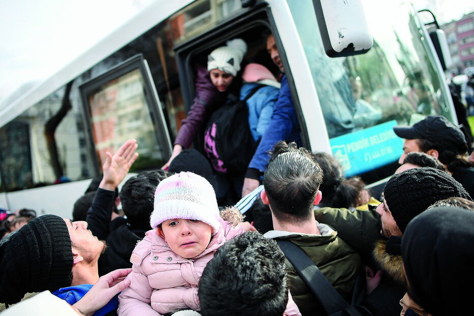 Milhares de refugiados dirigiram-se para a fronteira após decisão do governo de Ancara 