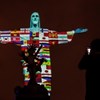 Bandeiras dos países com casos de coronavírus projetadas no Cristo Redentor no Brasil