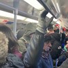 Metro de Londres lotado de passageiros durante pandemia de coronavírus