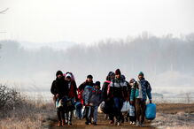 Migrantes caminham perto da fronteira da Turquia para chegar à Grécia