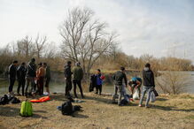 Migrantes caminham perto da fronteira da Turquia para chegar à Grécia