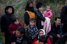 Migrantes caminham perto da fronteira da Turquia para chegar à Grécia
