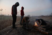 Migrantes caminham perto da fronteira da Turquia para chegar à Grécia