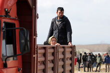 Migrantes caminham perto da fronteira da Turquia para chegar à Grécia