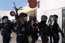 Segurança despedido faz 30 reféns e alveja homem num centro comercial nas Filipinas