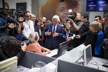 António Costa deu o exemplo durante visita à Saúde24 e repetiu recomendações da DGS