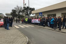 Duas centenas de trabalhadores concentraram-se à porta da Refinaria de Sines