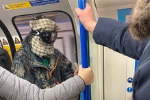 No Reino Unido instala-se o pânico e improvisam-se máscaras contra o coronavírus