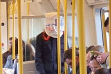 No Reino Unido instala-se o pânico e improvisam-se máscaras contra o coronavírus