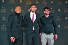 Vinícius, Jardel e Gabriel - trio de brasileiros posa antes da gala