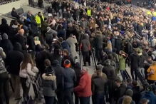 Internacional subiu à bancada para confrontar um adepto após a eliminação do clube de José Mourinho da Taça de Inglaterra de futebol
