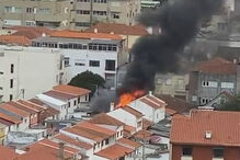 Incêndio deflagra em habitação no centro do Porto