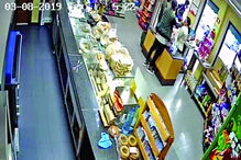 Tentam roubar dinheiro e pagam batatas fritas em minimercado