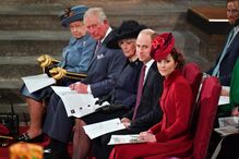 Rainha, príncipe Carlos, Camilla, William e Kate.jpg