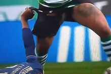 Wendel ficou com os genitais à mostra durante jogo de futebol