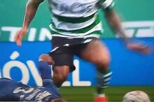 Wendel ficou com os genitais à mostra durante jogo de futebol