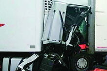 Cabine do camião onde seguia ficou praticamente desfeita 