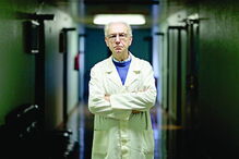 José Gabriel Saraiva da Cunha, médico infeciologista e professor do Centro Hospitalar Universitário de Coimbra, diz que o Covid-19 é mortal, mas que não é o maior desafio à Saúde dos portugueses que circula neste momento. 