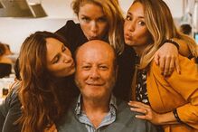 Madalena Brandão jantou com o elenco de 'Super Pai' para comemorar o pedido de casamento