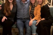 Madalena Brandão jantou com o elenco de 'Super Pai' para comemorar o pedido de casamento