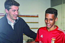 Jogador foi saudado por Bruno Lage à chegada ao Seixal 