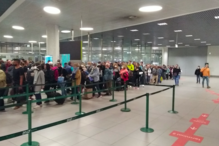 Aglomerado de passageiros de todo o Mundo enchem Aeroporto de Lisboa