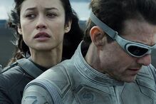 Olga Kurylenko e Tom Cruise