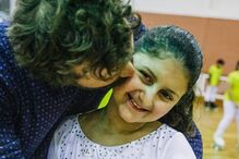 João Manzarra com menina com cancro