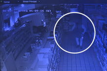 Dupla de assaltantes irrompe com carro contra montra de supermercado e rouba comida em Gaia