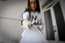 Voluntários costuram centenas de batas para ajudar Hospital das Caldas da Rainha no combate à pandemia