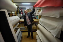 Voluntários costuram centenas de batas para ajudar Hospital das Caldas da Rainha no combate à pandemia