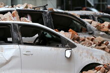 Sismo de 5.3 atinge capital da Croácia. Carros atingidos por escombros