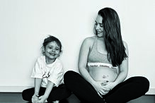 Matilde, mulher de Bruno Fernandes, e a filha do casal