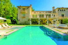 Imóvel está avaliado em 18 milhões de euros e dispõe de várias mordomias, como uma piscina exterior 