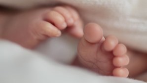 Mulher vende filho recém-nascido por 270 euros para pagar plástica no nariz 