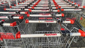 Sindicatos acusam Auchan de limitar direitos ao impor cartão de refeição
