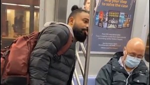 Homem grava-se a lamber corrimão em metro de Nova Iorque durante pandemia do coronavírus