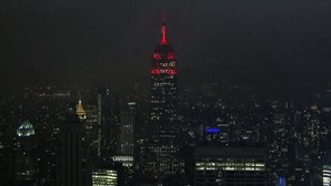 Empire State Building em Nova Iorque ilumina-se como uma sirene para homenagear profissionais de saúde