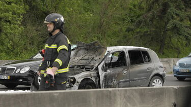 Carro em chamas após colisão condiciona circulação na Segunda Circular em Benfica