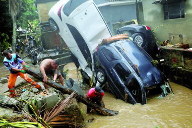 Força das águas arrastou veículos e pessoas no litoral de São Paulo   