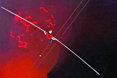 Acrobata caminha por cima de um vulcão ativo 