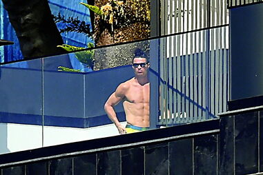 Cristiano Ronaldo apanha sol junto à piscina