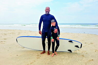Santiago Boia com o instrutor de surf Miguel Guedes   