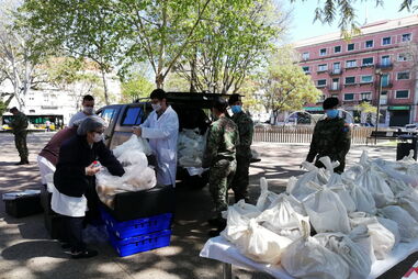 Forças Armadas distribuem refeições aos sem-abrigo em Lisboa durante Estado de Emergência
