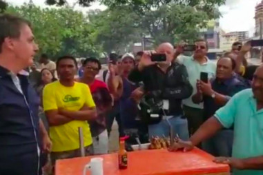 Bolsonaro ignora conselhos de ministro da saúde e cumprimenta comerciantes em Brasília
