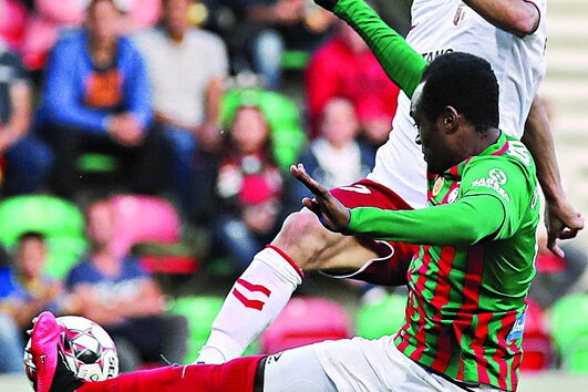 Zainadine (Marítimo) e Fransérgio (Sp. Braga) disputam a bola 