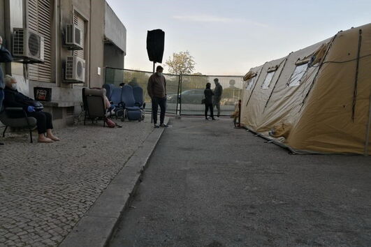 Pessoas na rua à espera para fazer o teste da Covid-19 no Hospital de Santa Maria
